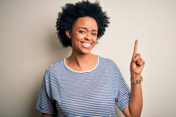 Jonge Mooie Afro Amerikaanse Afro Vrouw Met Krullend Haar Gestreept — Stockfoto