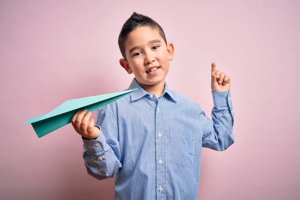 Niño Pequeño Sosteniendo Avión Papel Sobre Fondo Rosa Aislado Sorprendido —  Fotos de Stock