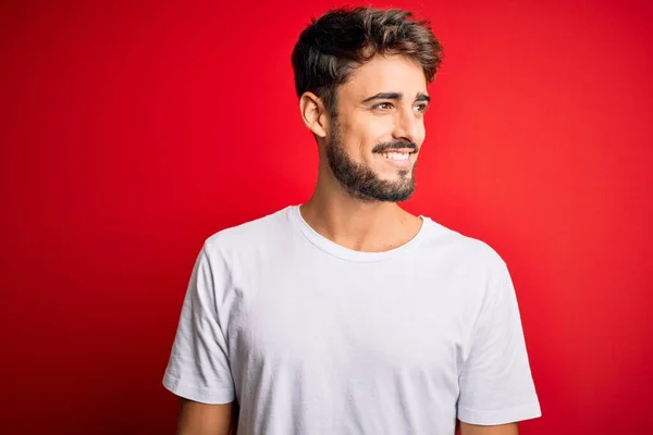 Jovem Bonito Homem Com Barba Vestindo Casual Shirt Sobre Fundo — Fotografia de Stock