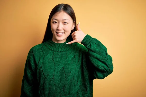 Giovane Bella Donna Asiatica Indossa Maglione Invernale Verde Sfondo Giallo — Foto Stock