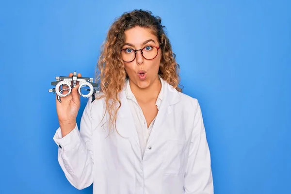 Vacker Ockultistisk Kvinna Med Blå Ögon Håller Optometri Glasögon Över — Stockfoto