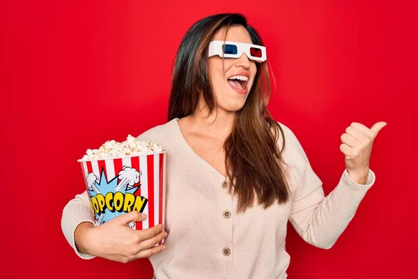Jovem Hispânico Mulher Vestindo Filme Óculos Comer Pipoca Sobre Vermelho — Fotografia de Stock