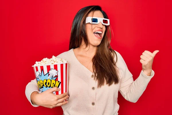 Junge Hispanische Frau Trägt Filmbrille Und Isst Popcorn Auf Rotem — Stockfoto