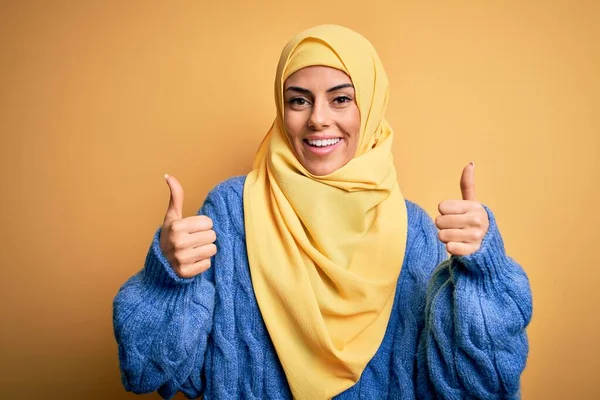 Junge Schöne Brünette Muslimin Mit Arabischem Hijab Über Isoliertem Gelbem — Stockfoto