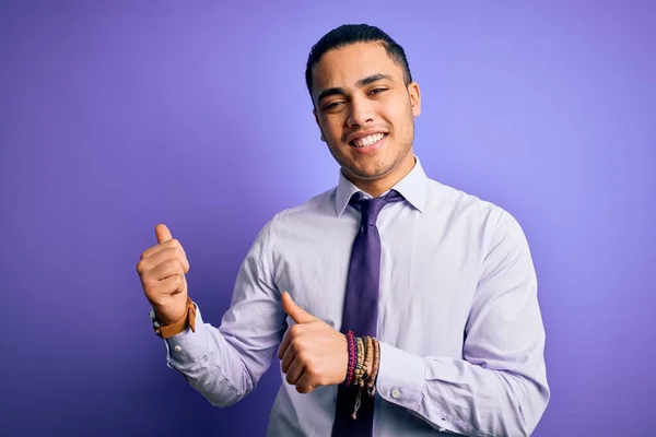 Jovem Empresário Brasileiro Vestindo Gravata Elegante Sobre Fundo Roxo Isolado — Fotografia de Stock