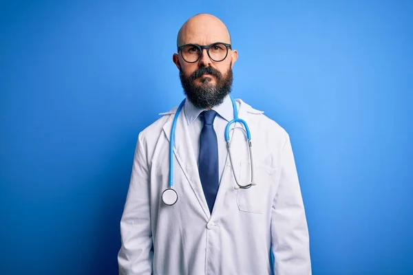 Bello Uomo Medico Calvo Con Barba Che Indossa Occhiali Stetoscopio — Foto Stock