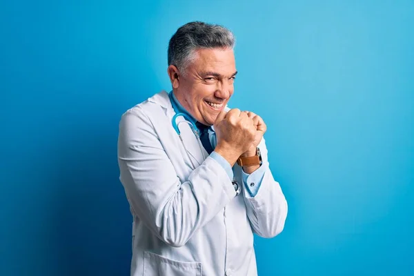 Medelålders Stilig Gråhårig Läkare Man Bär Rock Och Blå Stetoskop — Stockfoto