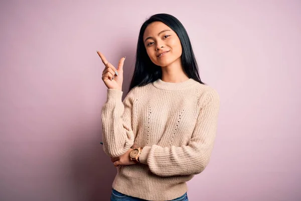 Junge Schöne Chinesin Trägt Lässigen Pullover Über Isoliertem Rosa Hintergrund — Stockfoto