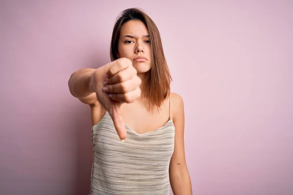 Młoda Piękna Brunetka Ubrana Luźną Koszulkę Paski Odizolowanym Różowym Tle — Zdjęcie stockowe