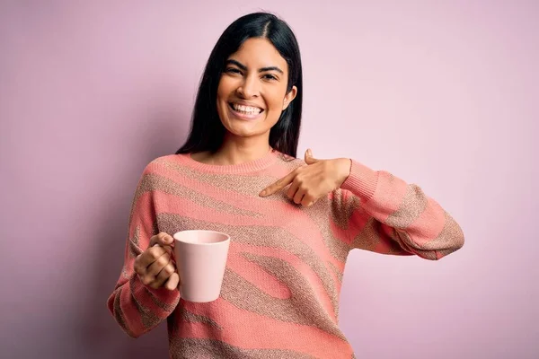 Jovem Bela Mulher Hispânica Bebendo Uma Xícara Café Quente Sobre — Fotografia de Stock