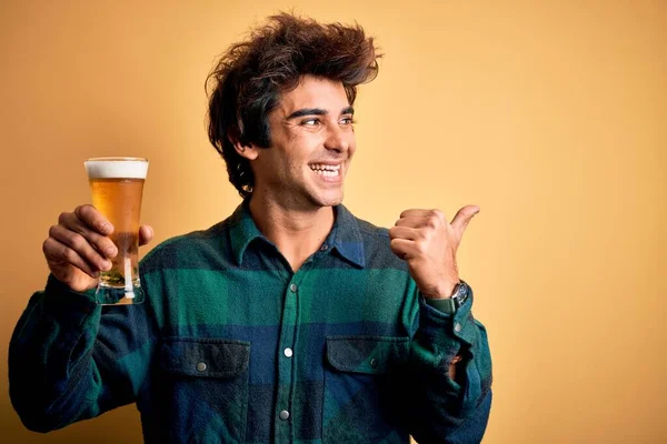 Νεαρός Όμορφος Άνδρας Πίνοντας Ένα Ποτήρι Μπύρα Στέκεται Πάνω Από — Φωτογραφία Αρχείου