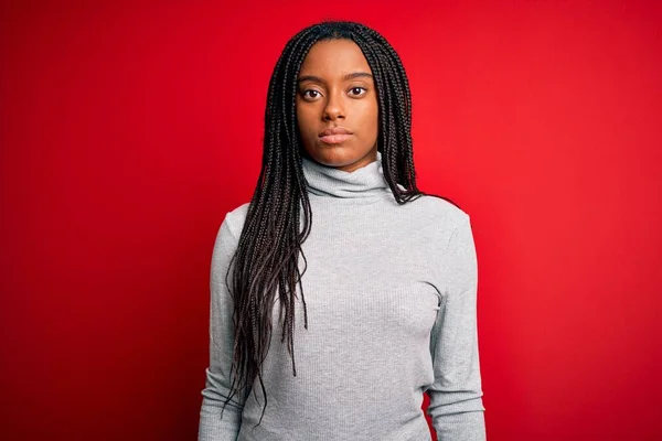 Mujer Afroamericana Joven Que Usa Suéter Cuello Alto Sobre Fondo —  Fotos de Stock