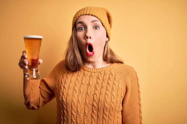 Joven Hermosa Mujer Rubia Bebiendo Vaso Cerveza Sobre Fondo Amarillo — Foto de Stock