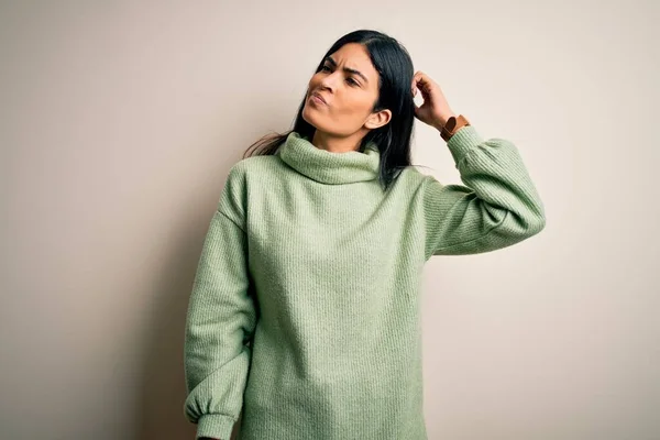 Ung Vacker Latinamerikansk Kvinna Bär Grön Vinter Tröja Över Isolerade — Stockfoto