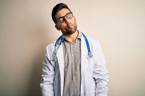 Joven Doctor Con Gafas Bata Blanca Médica Estetoscopio Sobre Fondo — Foto de Stock