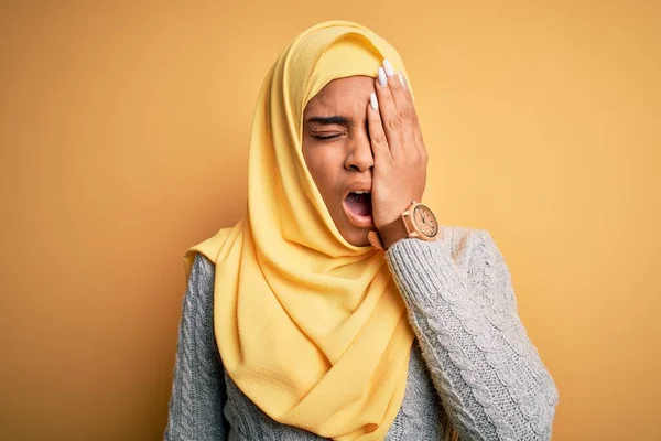 Молода Афро Американська Дівчина Одягнена Муслім Хіджаб Через Ізольований Жовтий — стокове фото