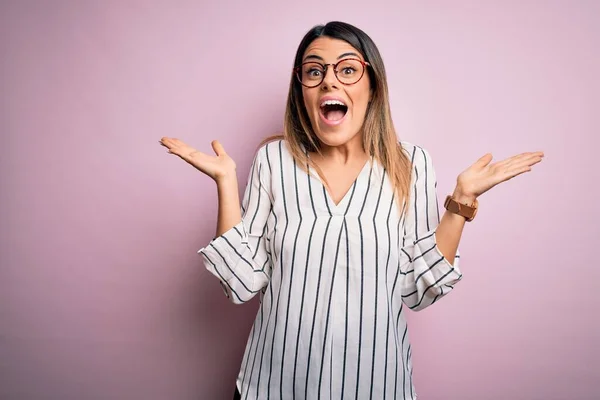 Jonge Mooie Vrouw Draagt Casual Gestreepte Shirt Bril Roze Achtergrond — Stockfoto