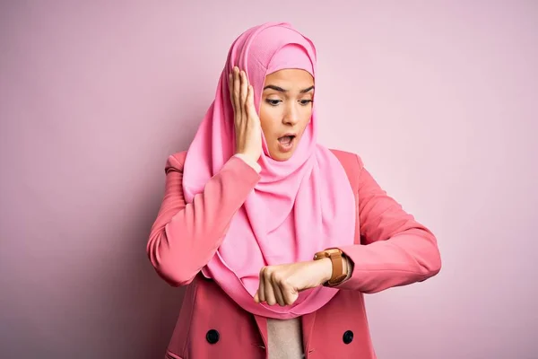 Junges Schönes Mädchen Mit Muslimischem Hijab Das Vor Isoliertem Rosa — Stockfoto