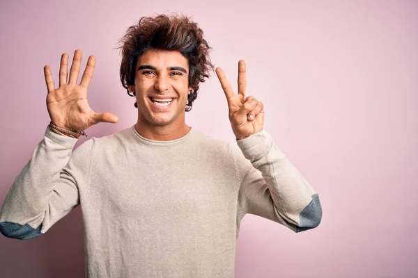 Jovem Homem Bonito Vestindo Camiseta Casual Sobre Fundo Rosa Isolado — Fotografia de Stock