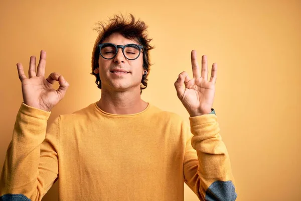 Joven Hombre Guapo Con Camiseta Casual Gafas Sobre Fondo Amarillo —  Fotos de Stock