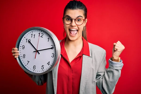 Young Beautiful Brunette Businesswoman Doing Countdown Holding Big Clock Screaming — Stock Photo, Image