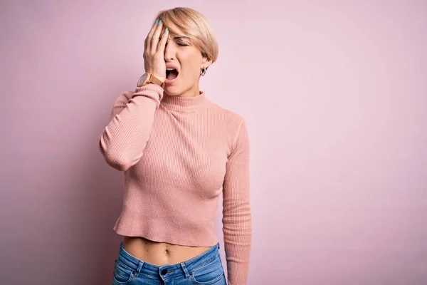 Junge Blonde Frau Mit Kurzen Haaren Trägt Lässigen Rollkragenpullover Über — Stockfoto