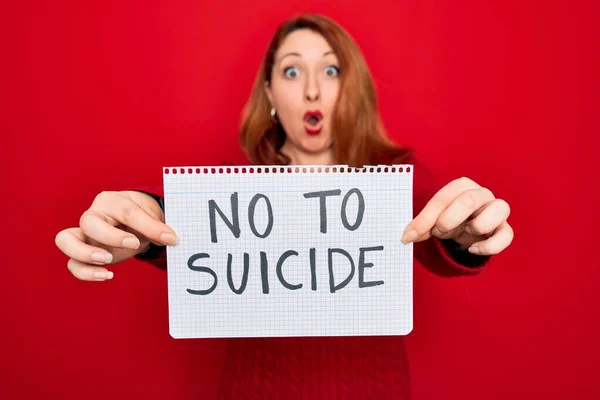 Bella Donna Rossa Che Tiene Striscione Mostrando Messaggio Suicidio Sfondo — Foto Stock