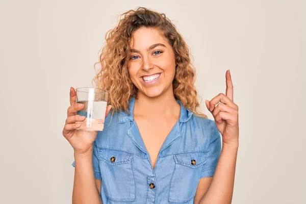 Giovane Bella Donna Bionda Con Gli Occhi Blu Bere Bicchiere — Foto Stock