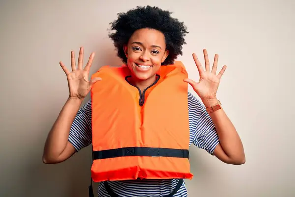 Giovane Afro Donna Afro Americana Con Capelli Ricci Che Indossa — Foto Stock