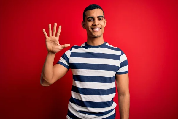 Bonito Homem Afro Americano Vestindo Camiseta Listrada Casual Sobre Fundo — Fotografia de Stock