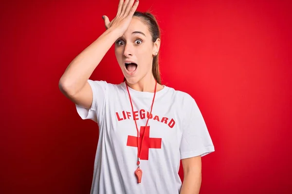 Bella Donna Bagnino Indossa Shirt Con Croce Rossa Utilizzando Fischio — Foto Stock