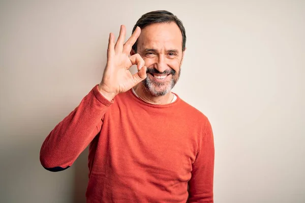 Homem Hoary Meia Idade Vestindo Camisola Laranja Casual Sobre Fundo — Fotografia de Stock