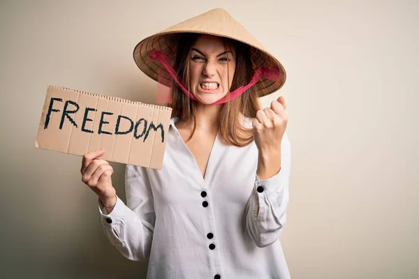 Молодая Рыжая Женщина Азиатской Традиционной Шляпе Плакатом Свободы Раздраженная Разочарованная — стоковое фото