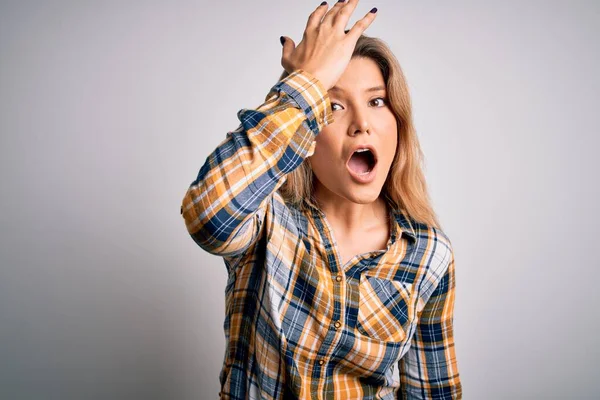 Junge Schöne Blonde Frau Lässigem Hemd Das Über Isoliertem Weißem — Stockfoto