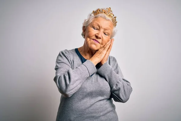 Senior Mooie Grijs Harige Vrouw Dragen Gouden Koningin Kroon Witte — Stockfoto