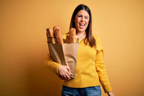 Ung Vacker Kvinna Som Håller Påse Färskt Friskt Bröd Över — Stockfoto