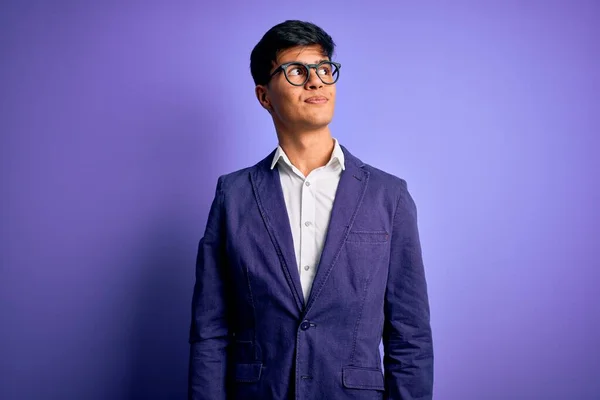 Joven Hombre Negocios Guapo Con Chaqueta Gafas Sobre Fondo Púrpura — Foto de Stock