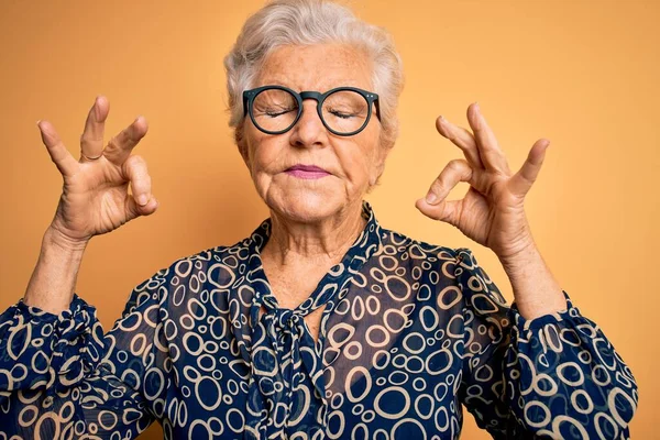 Senior Bela Mulher Cabelos Grisalhos Vestindo Camisa Casual Óculos Sobre — Fotografia de Stock