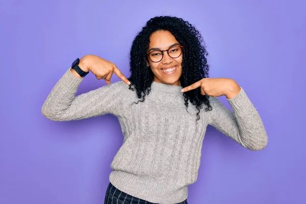 Joven Mujer Afroamericana Vistiendo Suéter Casual Gafas Sobre Fondo Púrpura —  Fotos de Stock