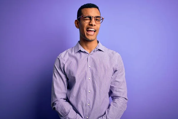 Bonito Homem Afro Americano Vestindo Camisa Listrada Óculos Sobre Fundo — Fotografia de Stock