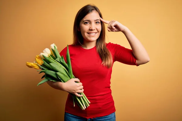 Νεαρή Ξανθιά Γυναίκα Κρατώντας Ρομαντικό Μπουκέτο Τουλίπες Λουλούδια Πάνω Από — Φωτογραφία Αρχείου