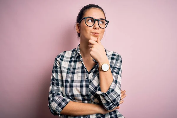 Jeune Belle Femme Brune Portant Chemise Décontractée Lunettes Sur Fond — Photo