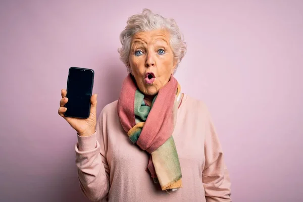 Senior Schöne Grauhaarige Frau Mit Smartphone Zeigt Bildschirm Über Rosa — Stockfoto