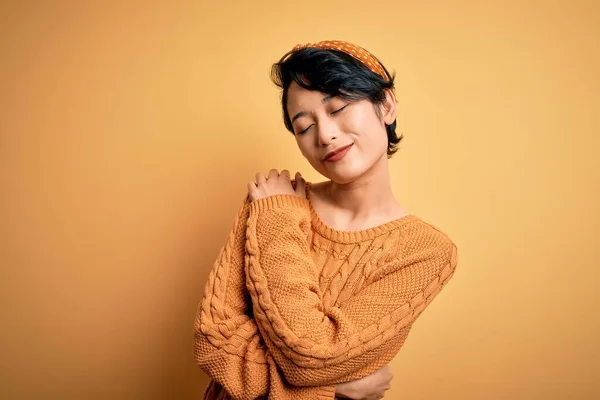 Jong Mooi Aziatisch Meisje Dragen Casual Trui Diadeem Staande Gele — Stockfoto