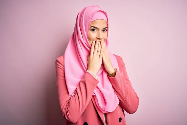 Junges Schönes Mädchen Mit Muslimischem Hijab Das Vor Isoliertem Rosa — Stockfoto