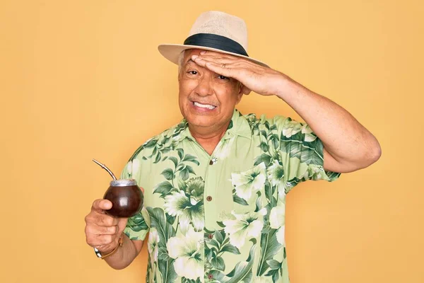 Μεσήλικας Ηλικιωμένος Γκριζομάλλης Φορώντας Καλοκαιρινό Καπέλο Πίνοντας Παραδοσιακό Ποτό Στρεσαρισμένος — Φωτογραφία Αρχείου