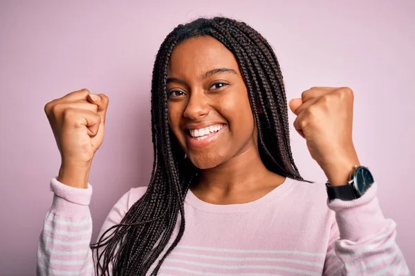 Primer Plano Una Joven Afroamericana Vestida Con Suéter Rosa Sobre — Foto de Stock