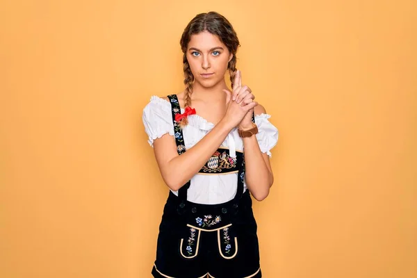 年轻美丽的金发德国女人 蓝眼睛 身穿传统的十月节礼服 手握象征性的枪 玩猎枪 — 图库照片