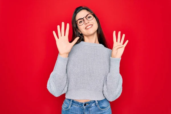 Mladá Krásná Brunetka Žena Sobě Ležérní Svetr Nad Červeným Pozadím — Stock fotografie