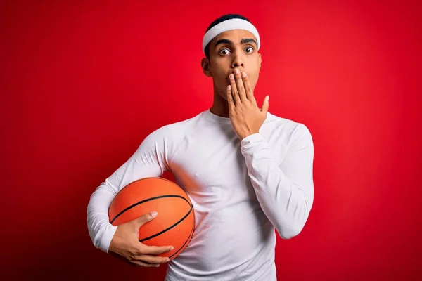 Jonge Knappe Afro Amerikaanse Sportman Met Basketbal Rode Achtergrond Cover — Stockfoto